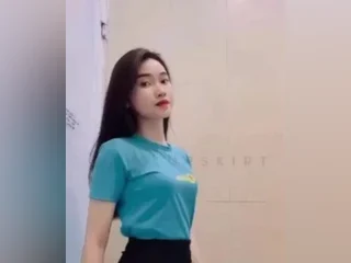 Em nhân viên TGDD show hàng cực nét